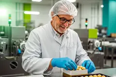 logistics-worker-retail-packaging