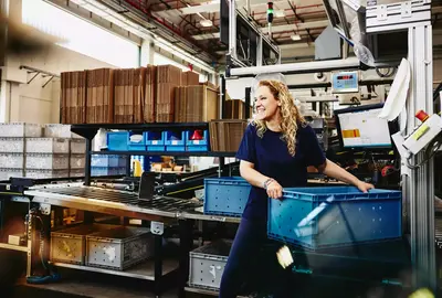 usměvavá žena pracující v logistice