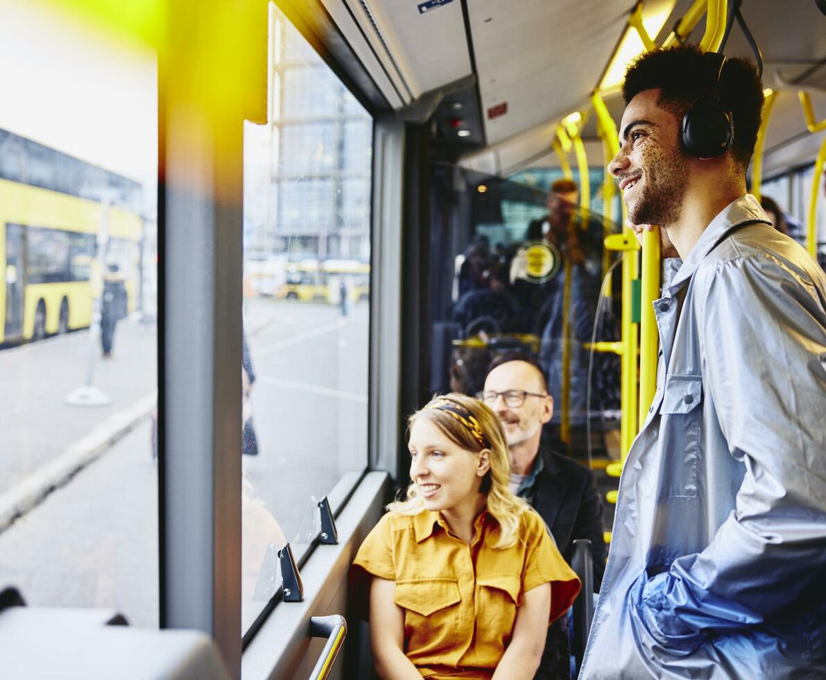 lidé cestující autobusem