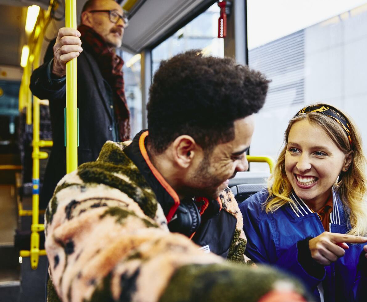 žena a muž sedí v autobuse a konverzují